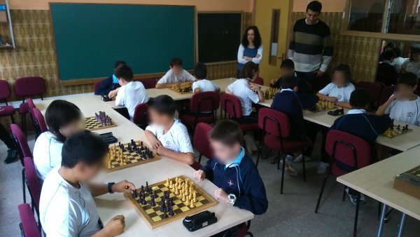 jugando un minitorneo de ajedrez en Ntra. Sra. del Rosario 